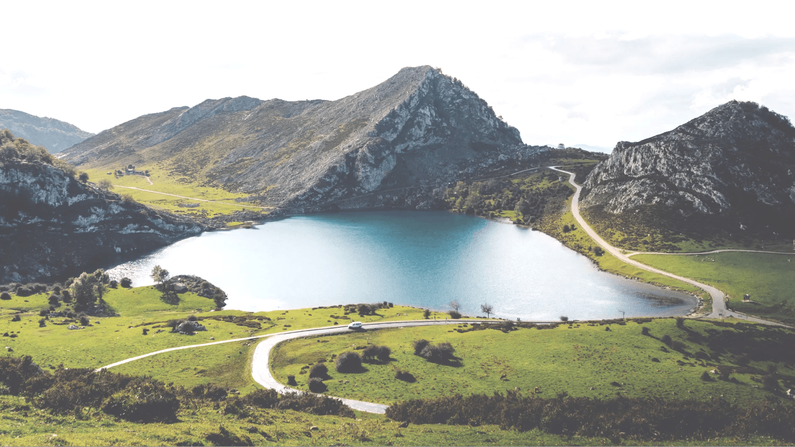 Vistas del Lago de Covadonga en ruta en coche de alquiler por las montañas asturianas