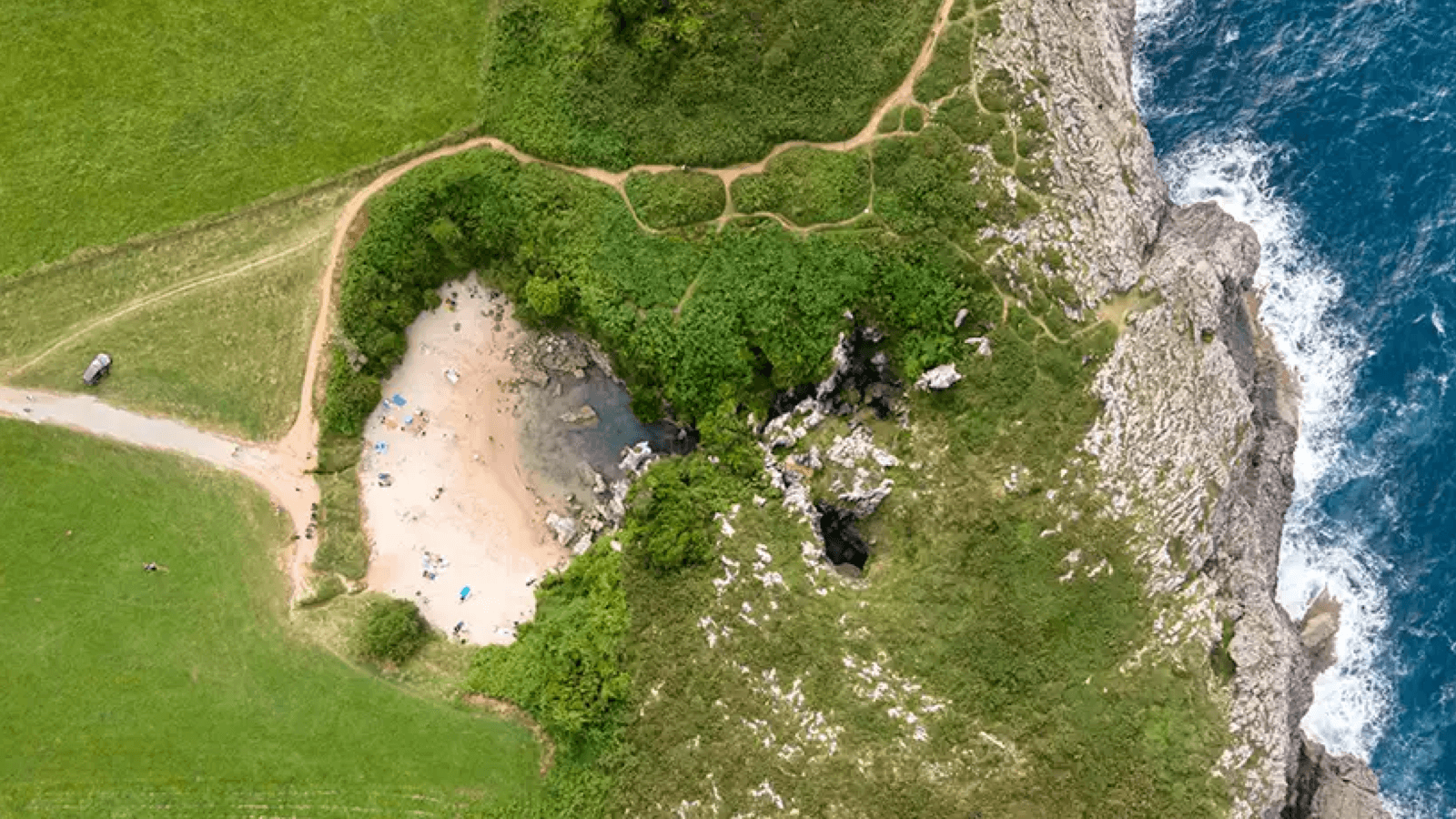 Playa Gulpiyuri en ruta en coche de alquiler del Oriente asturiano